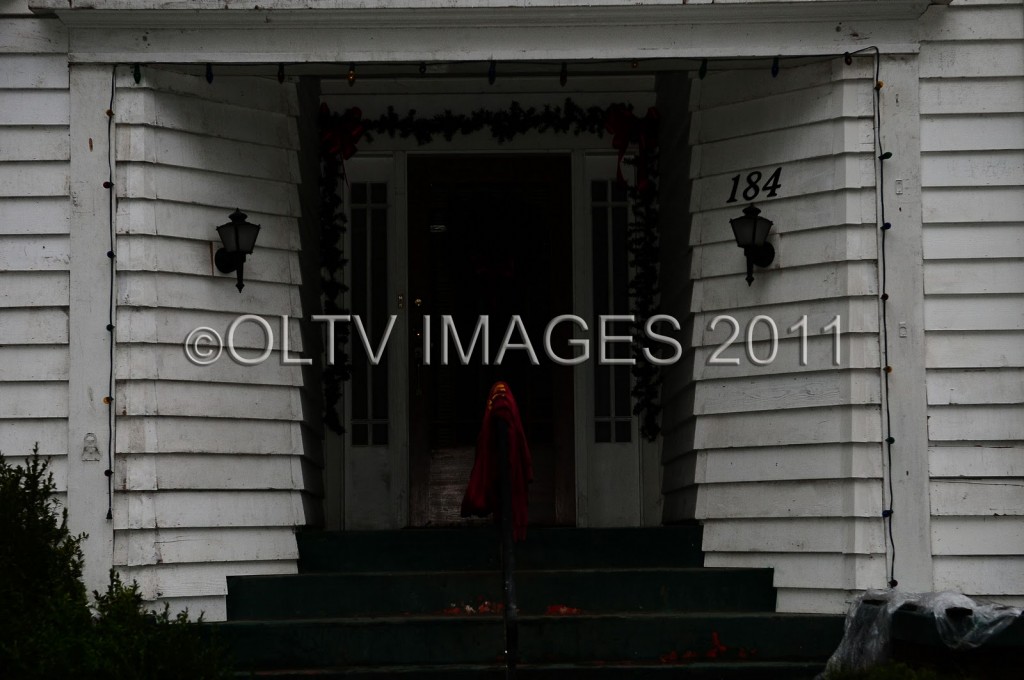 swan_house_decorated_outside